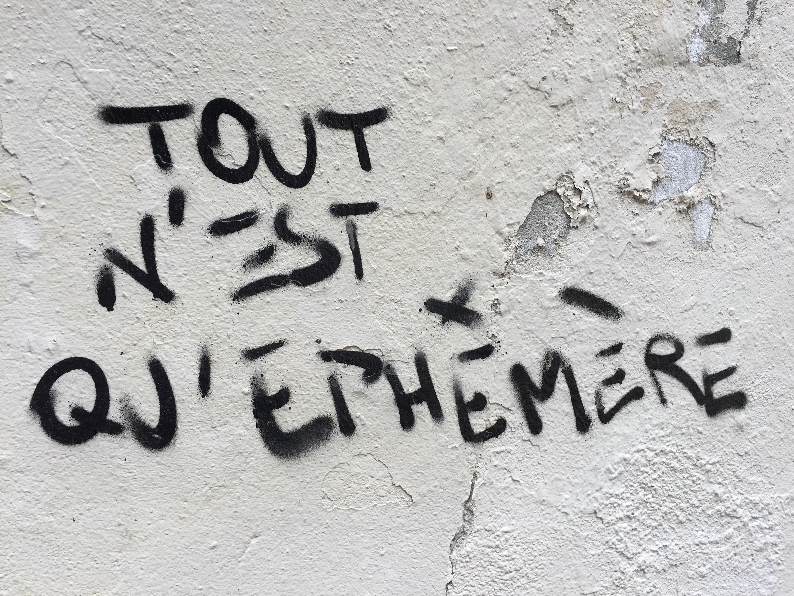 Graffiti in French reading "Tout n'est qu'emphemere" 